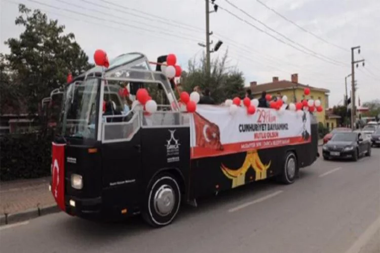Darıca'da üstü açık otobüsle Cumhuriyet kutlaması