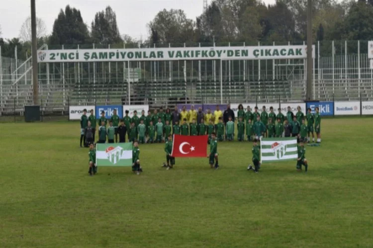 Bursaspor'un gençleri 29 Ekim'i kutladı