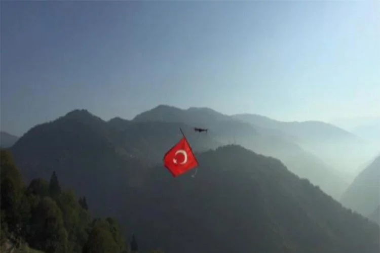 Dronla Türk bayrağı uçurdular