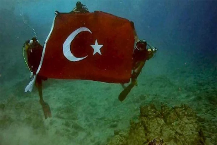 Cumhuriyeti deniz altında Türk bayrağı açarak kutladılar