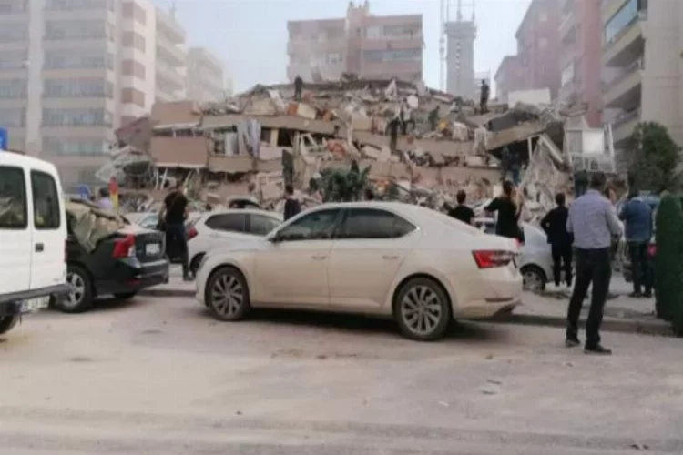Şiddetli deprem İzmir'de yıkıma neden oldu!