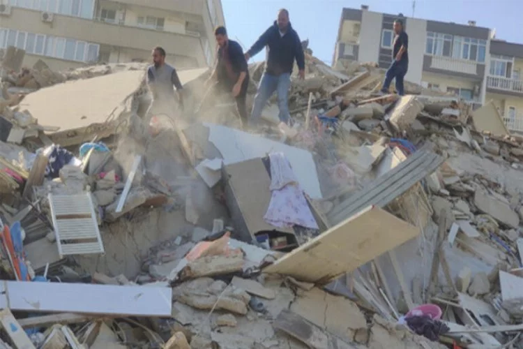 İzmir'de deprem! Enkazlarda arama kurtarma yapılıyor