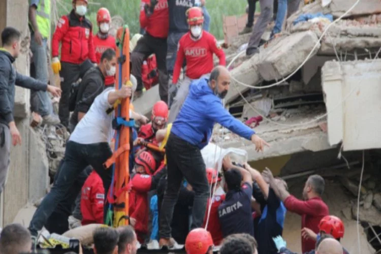 İzmir'de enkazdan bir kişi daha kurtarıldı