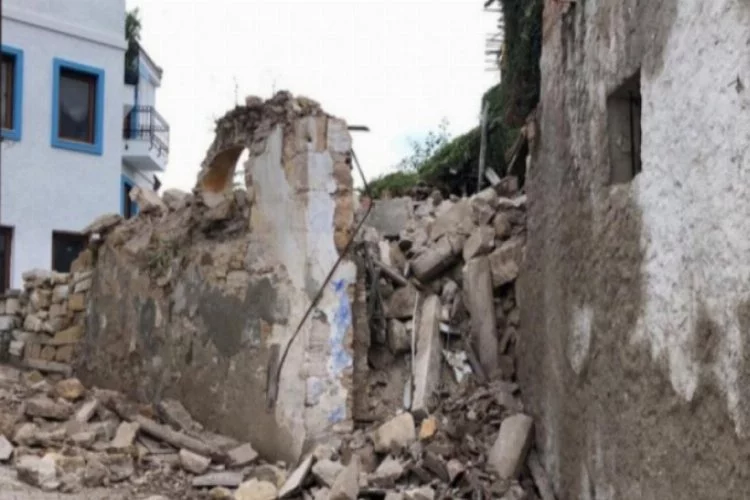 Deprem Çeşme'deki bazı binaların duvarlarını yıktı