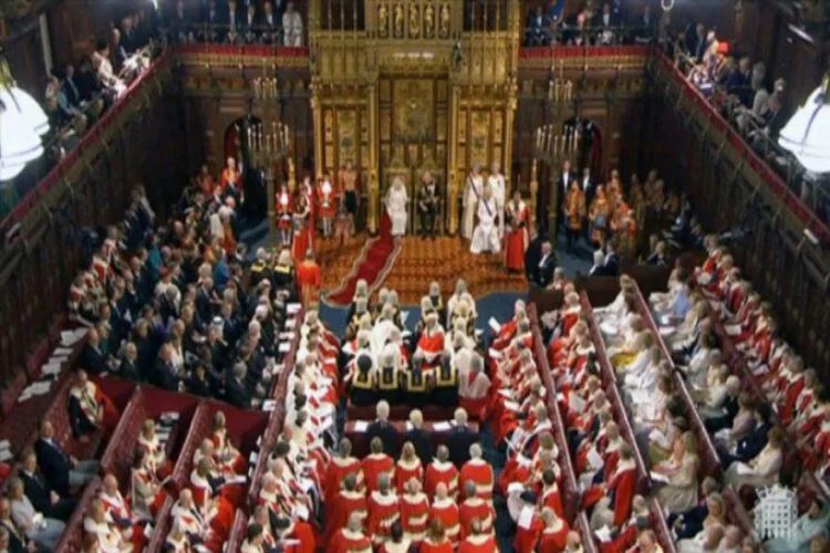 İngiltere'de kritik karantina kararı parlamentodan geçti