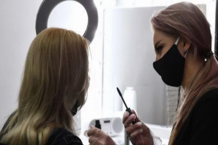Rusya'da tıbbi maske kullanımı göz makyajı ürünlerinin satışlarını artırdı