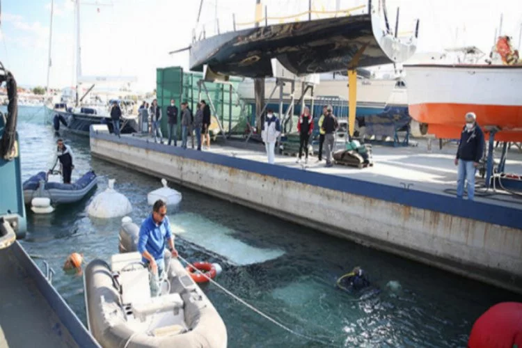 İzmir'de depremde denize gömülen tekne ve otomobiller çıkarılıyor