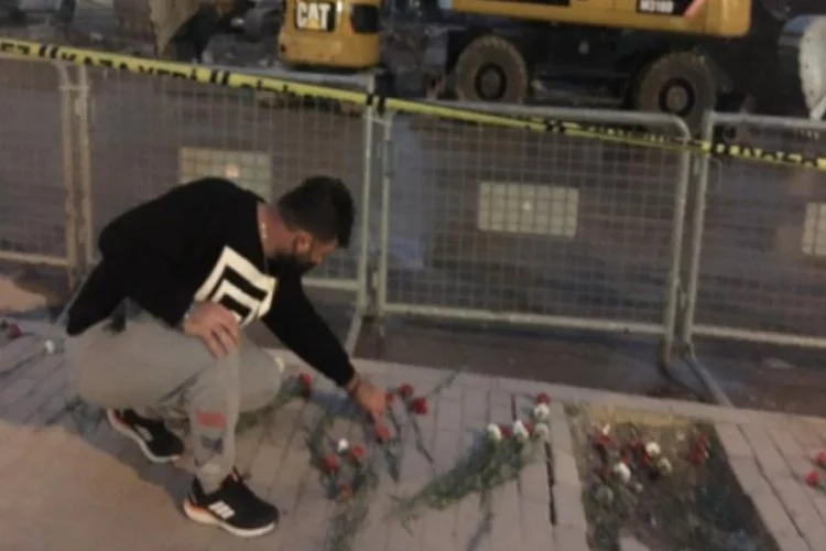 İzmir'deki depremde yıkılan Rıza Bey Apartmanı'nın önünde gözyaşları sel oldu