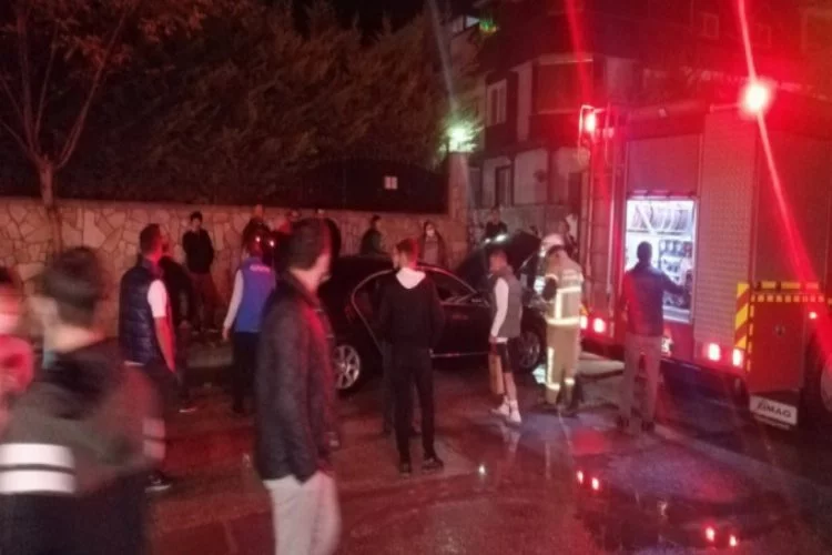 Bursa'da park halindeki otomobil alev aldı