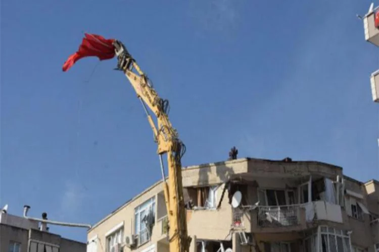 İzmir'deki yıkımlarda bayrak hassasiyeti