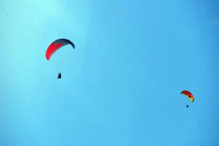 Hesarek Kayak Merkezi'nde yamaç paraşütü etkinliği