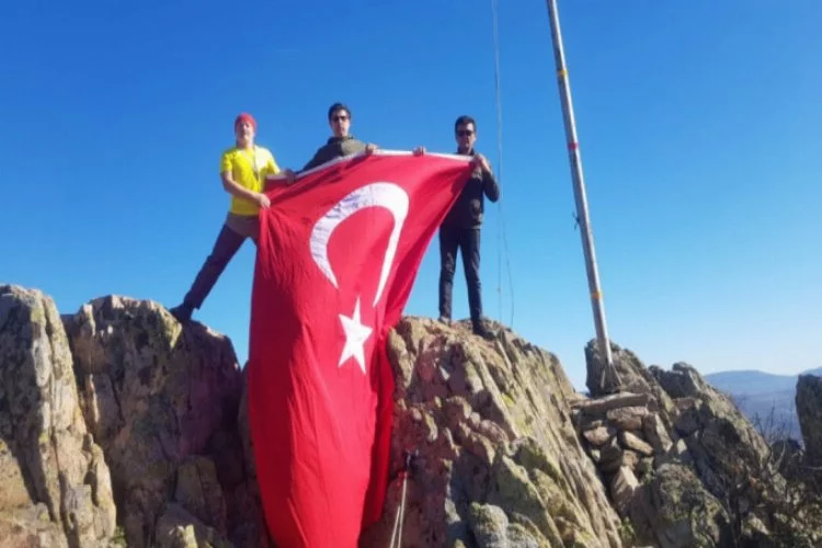 Bursa'da dağ yöresinin zirvesindeki bayrak yenilendi