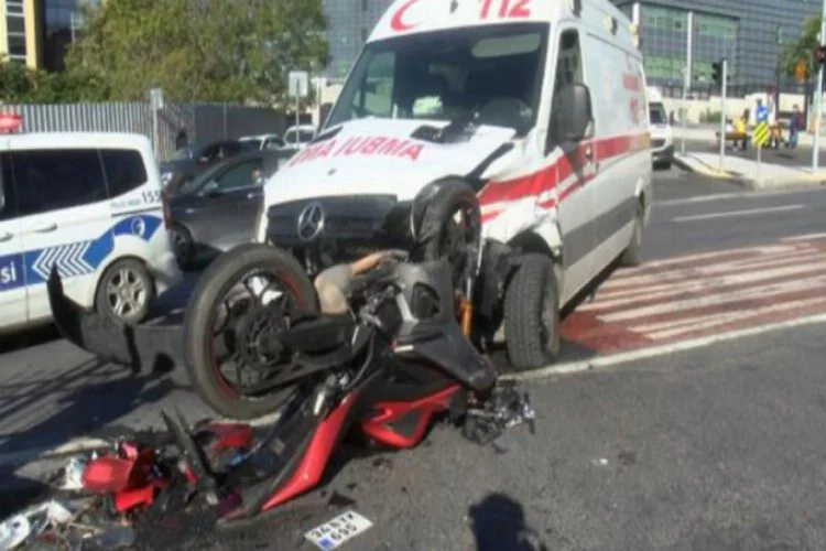İstanbul'da motosiklet ambulansa çarptı