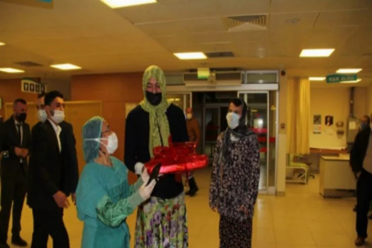 Bursa'da kadın kıyafetleri giydirilen damat sağlık çalışanlarına baklava ikram etti