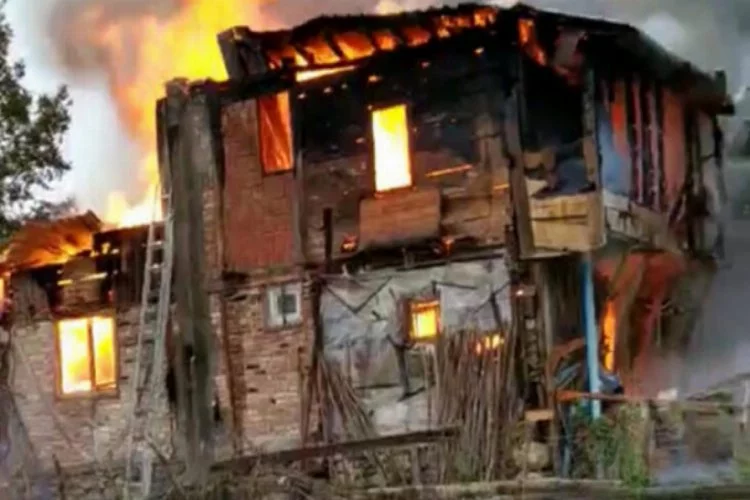 Sinop'ta korku dolu anlar! 2 katlı ahşap ev yandı