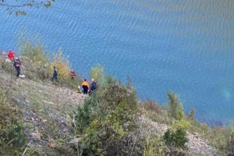Otomobil baraj gölüne uçtu: 2 ölü, bir kişi aranıyor