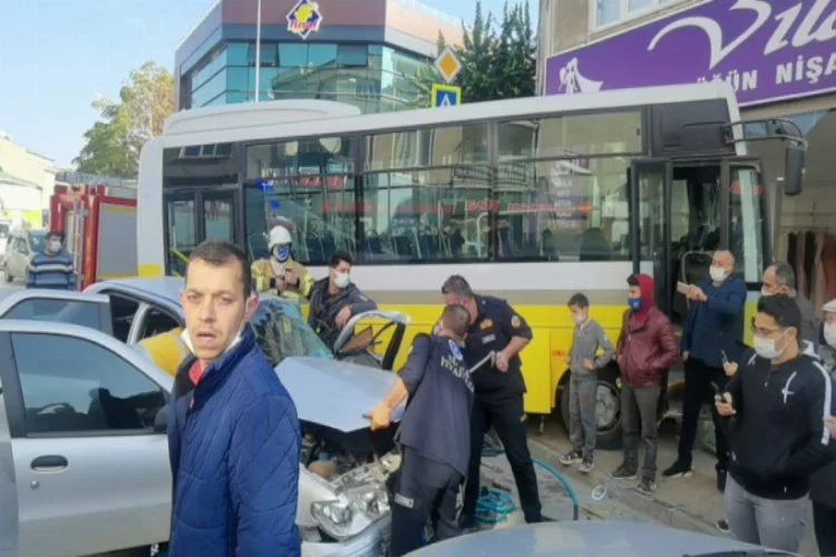Bursa'da özel halk midibüsü ile otomobil çarpıştı! Çok sayıda yaralı var