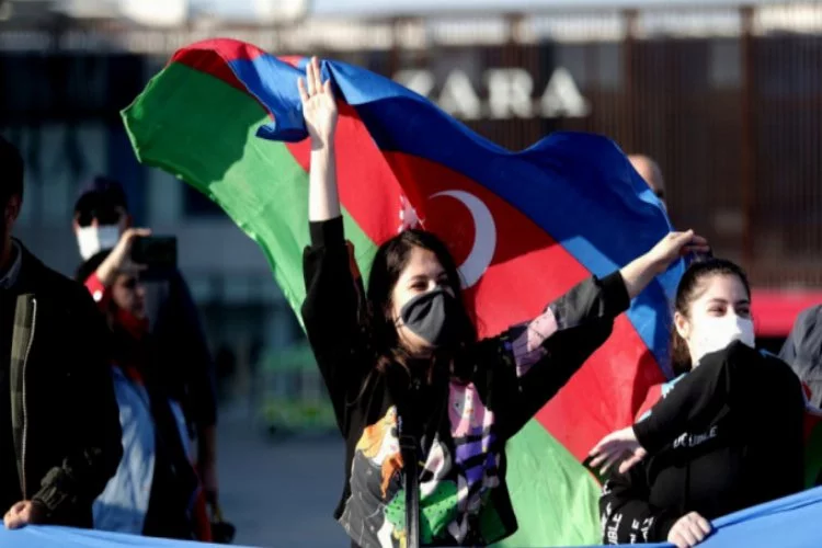 Bursa'da Azerbaycan zaferi dev bayrakla kutlandı