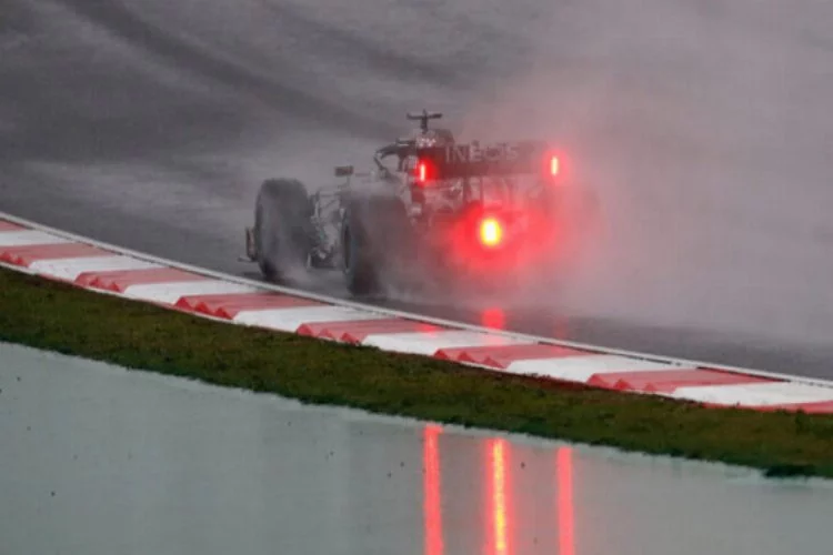 Formula 1 Türkiye'de sıralama turlarına yağmur engeli