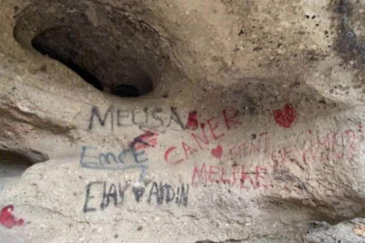60 bin yıllık mağaranın duvarlarına 'aşk' sözleri!