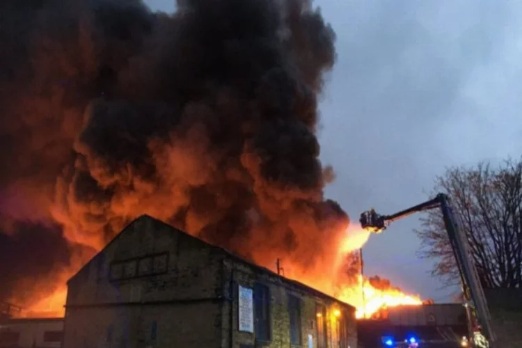 İngiltere'de yangın nedeniyle okullar kapandı