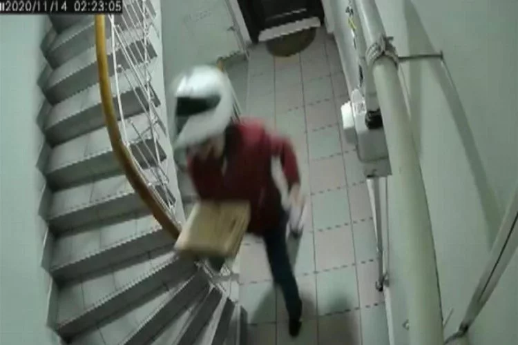 Merdivenlere idrarını yapan kurye güvenlik kamerasına yakalandı!