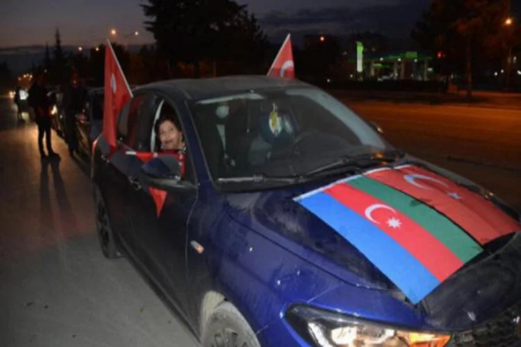 Azerbaycan'ın zaferin konvoyla kutladılar