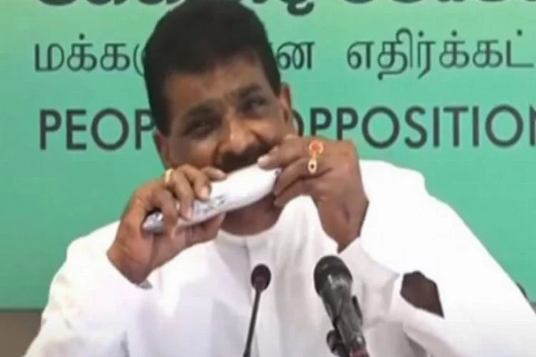 Sri Lankalı milletvekili çiğ balık yedi