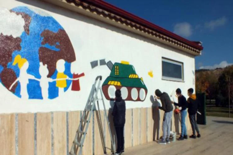 Savaş mağduru çocuklar, duvar resimleriyle barış mesajı verdi
