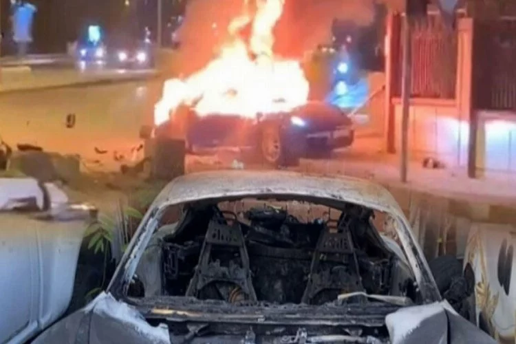 Kaza yapan lüks otomobil çıkan yangında küle döndü!