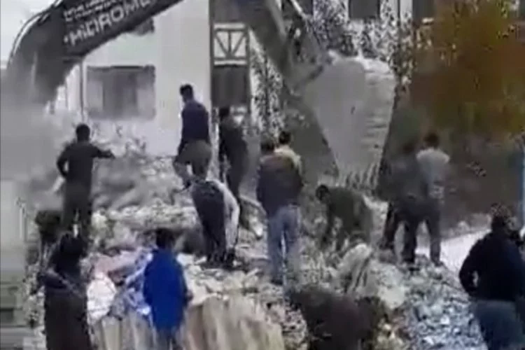 Bursa'da yıkım sırasında pes dedirten hareket: Demir toplamaya çalıştılar!