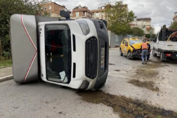 Sancaktepe'de kamyonet ile taksi çarpıştı: 2 yaralı