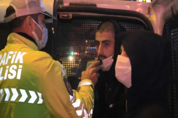 İşte Bursa'da polise 'hiçbir şeye sap olamadım' diyen alkollü sürücünün kaza anı!