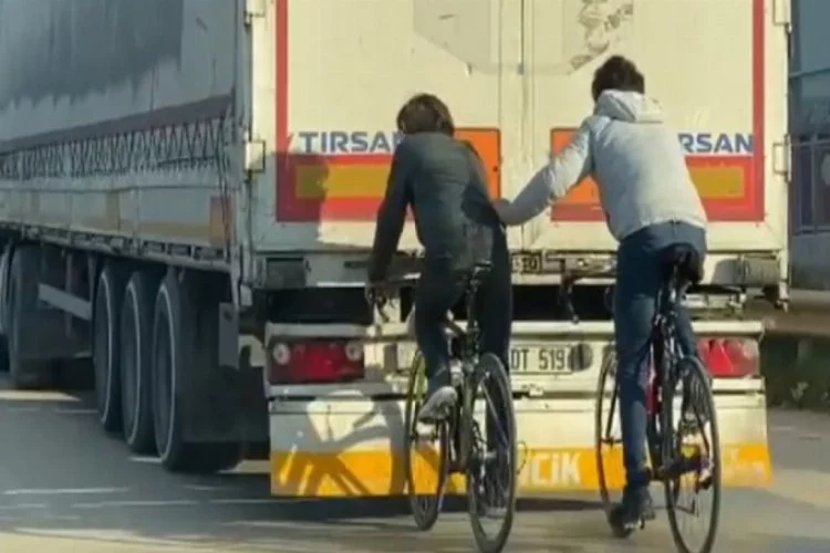 Bursa'da bisikletli gençlerin tehlikeli yolculuğu kamerada