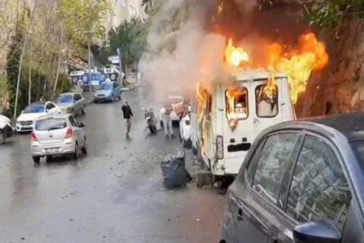Park halindeki iki minibüs alev alev yandı!