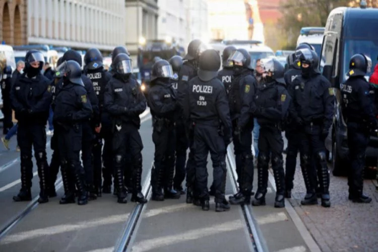 Almanya aşırı sağcı polislerin peşine düştü