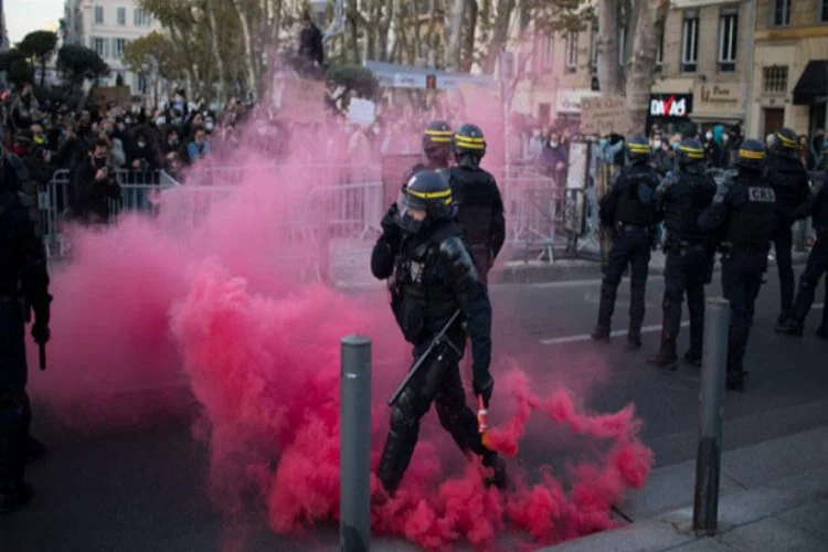 Fransa'da 'sarı yelekliler' krizi büyüyor!