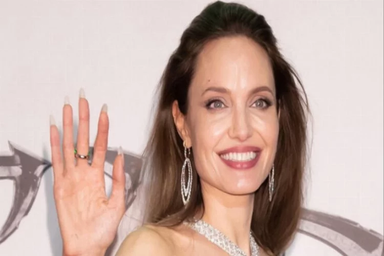 Angelina Jolie yönetmen koltuğuna oturacak
