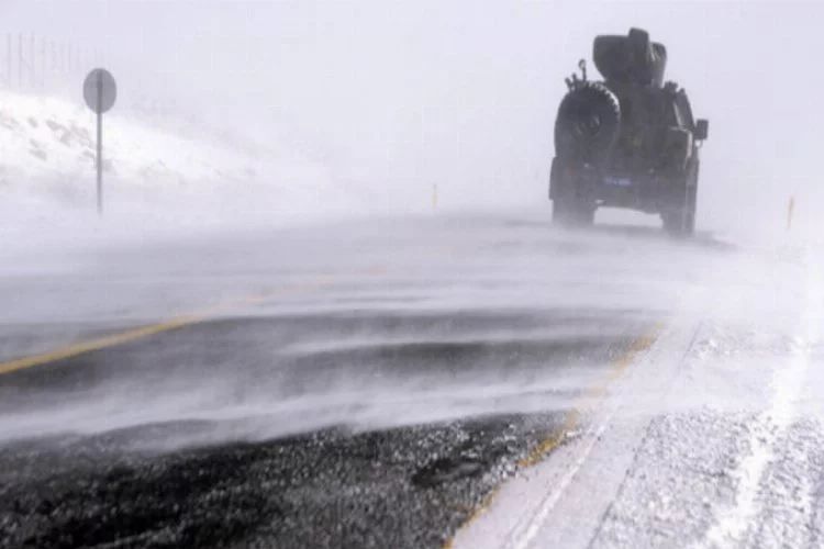 Ardahan'da kar ve tipi sürücülere zor anlar yaşattı!