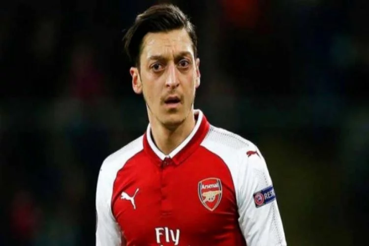 Mesut Özil, Arsenal'den ayrılmasını isteyen gazeteciye tepki gösterdi