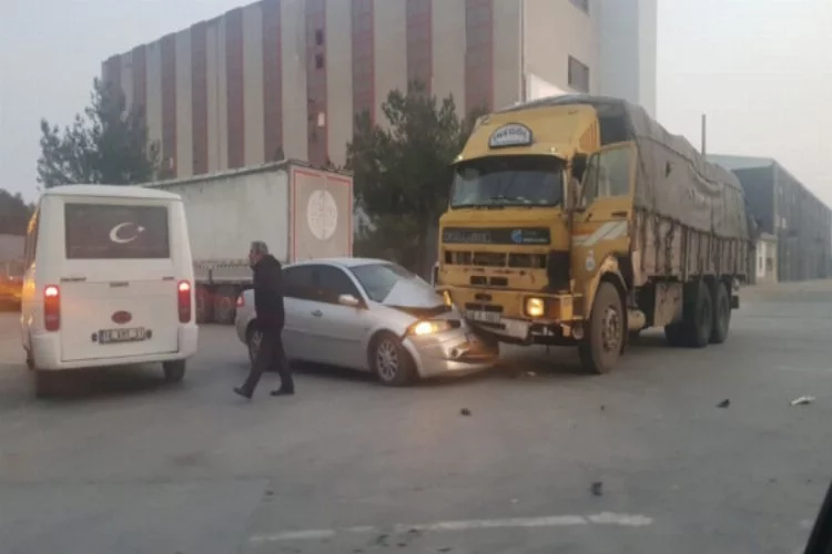 Bursa'da kamyonun çarptığı otomobilde yaralılar var