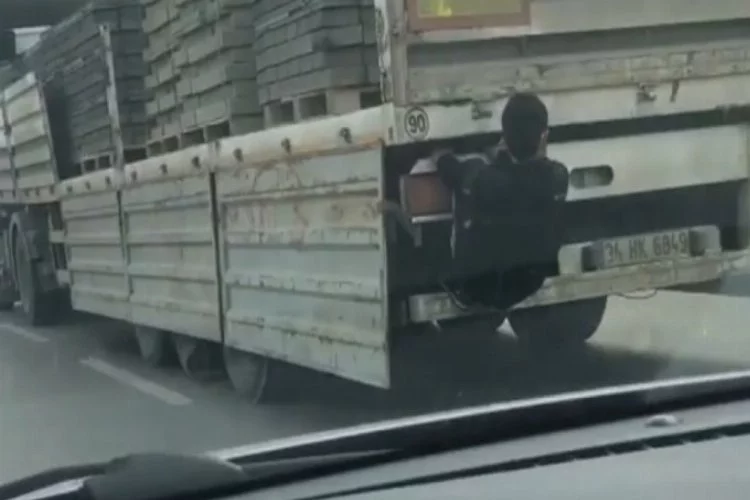 Bursa'da kamyon kasasına tutunan gencin tehlikeli yolculuğu!