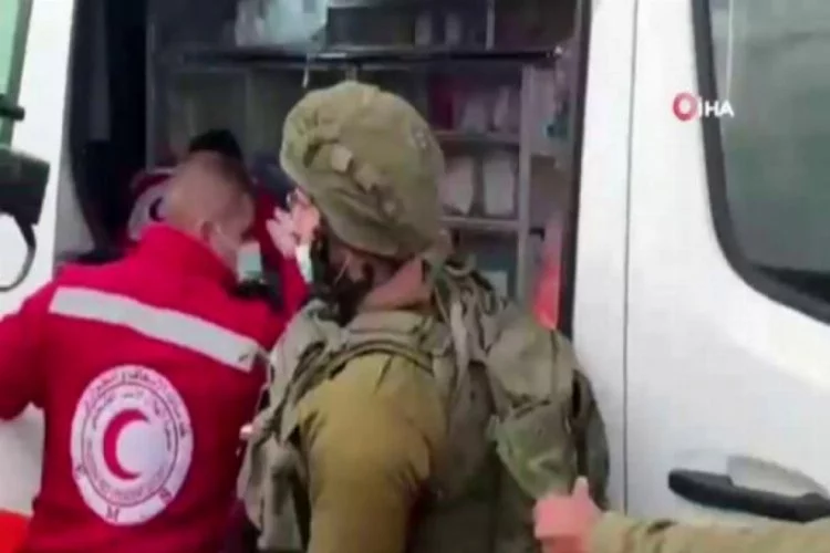 İsrail askerlerinden ambulanstaki yaralı Filistinliye müdahale!
