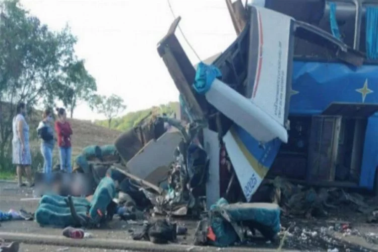 Otobüs kamyonla çarpıştı: 37 ölü