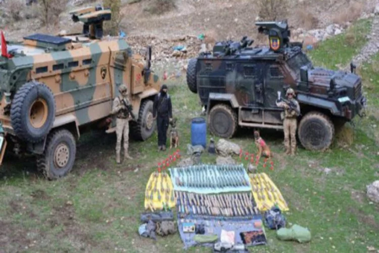 Hakkari'de, teröristlere ait 4 sığınakta mühimmat ve silahlar bulundu