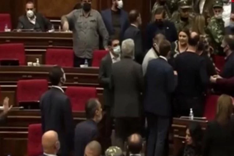 Hezimete uğrayan Ermenistan'da mecliste karıştı!