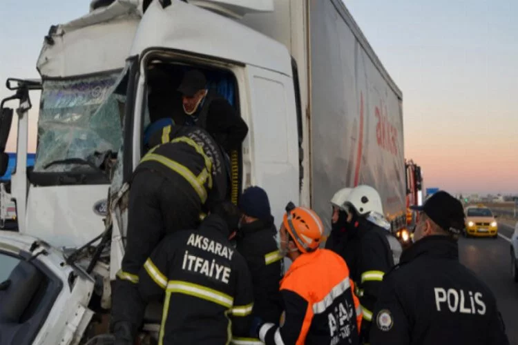 TIR'a çarpan kamyonun şoförü, yarım saatlik çalışmayla kurtarıldı