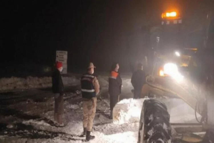 Yaylada kardan mahsur kalan 3 kişi ile hayvanları kurtarıldı