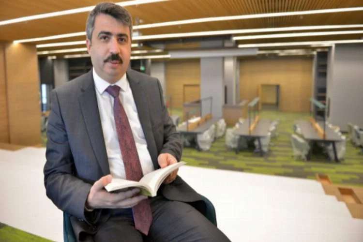 Bursa'da 'Uyumayan Kütüphane'de ilk kitabı Başkan Yılmaz okudu