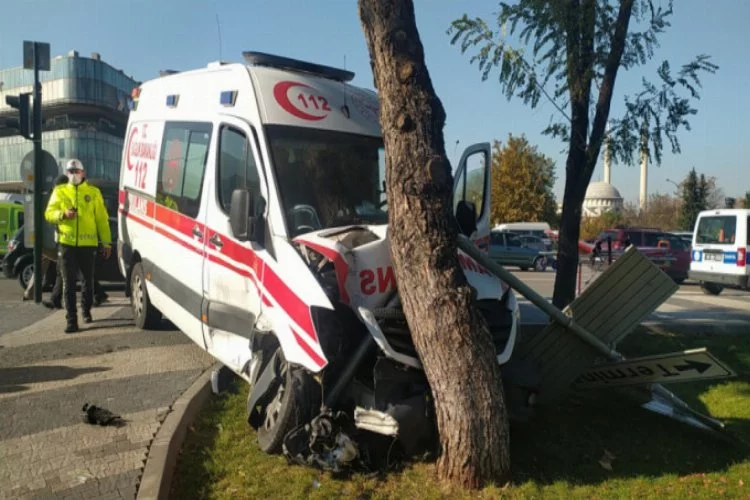 Bursa'da ambulans ve otomobil kafa kafaya çarpıştı! Yaralılar var...